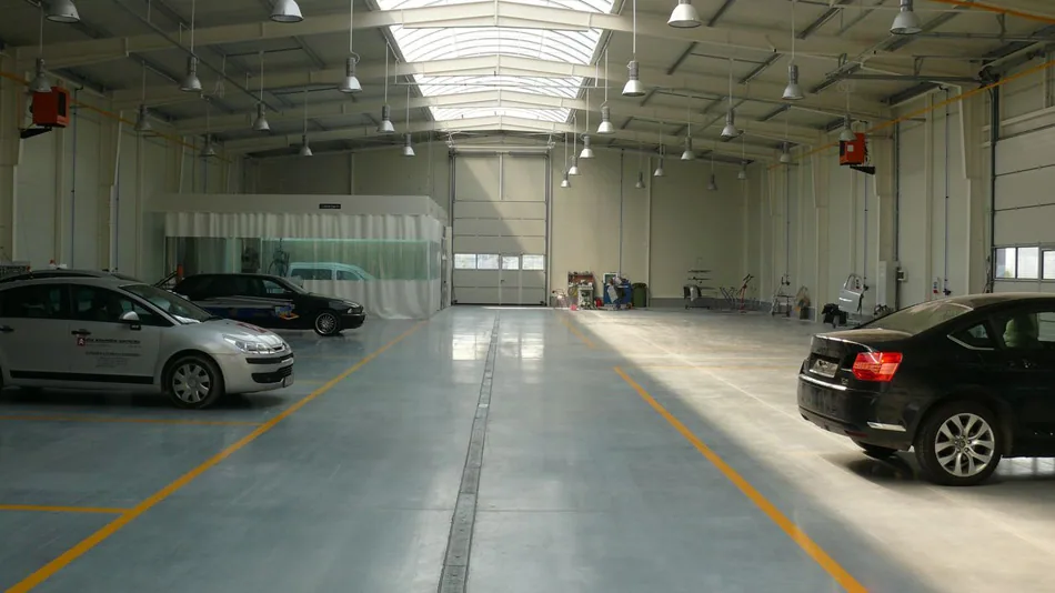 Wnętrze centrum napraw blacharsko-lakierniczych