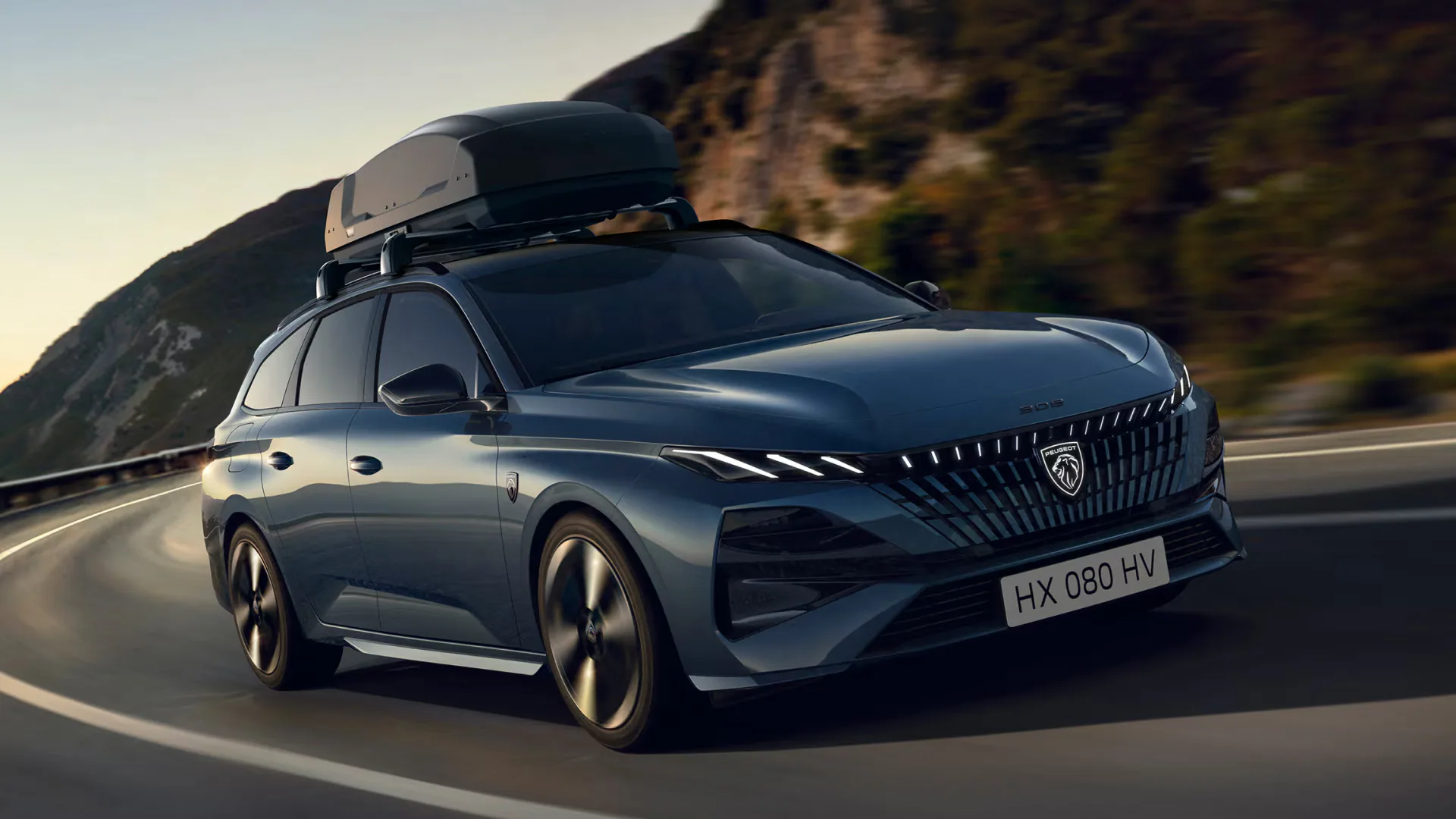 Peugeot z oryginalnym akcesorium na bagażniku dachowym