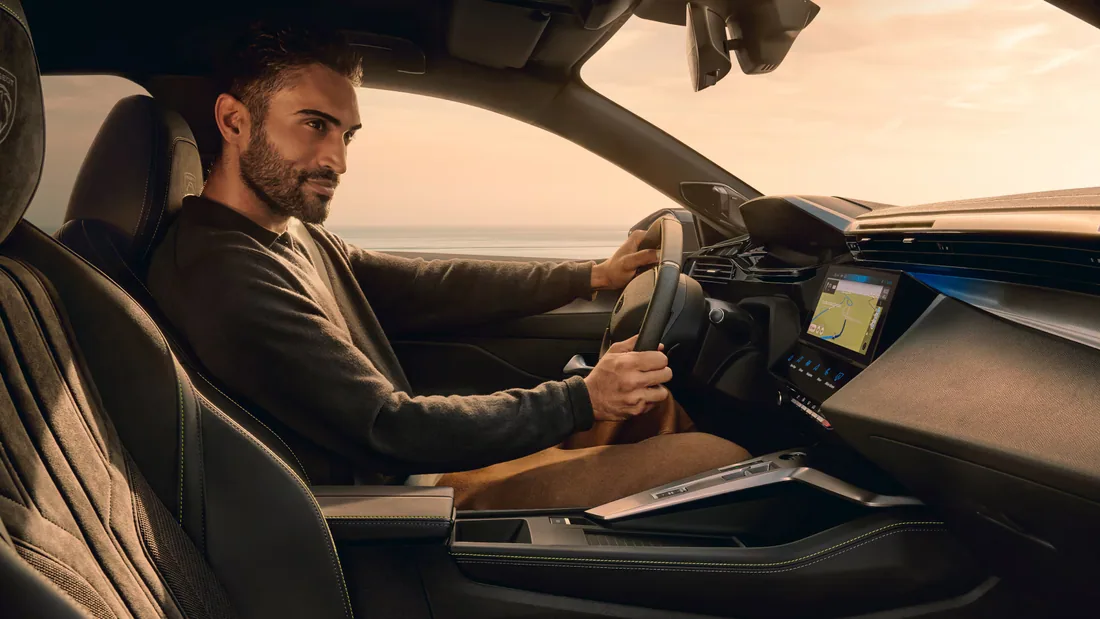 Wnętrze elektrycznego Peugeot E-408 — grafika poglądowa
